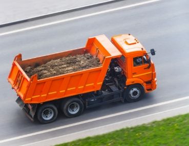 Lkw Kipper transportiert Sand